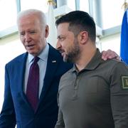 Joe Biden och med Ukrainas president Volodymyr Zelenskyj på G7-mötet. Susan Walsh / AP