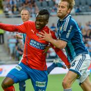 HIF:s David Accam i kamp om bollen med Djurgårdens Peter Nyman förra säsongen.