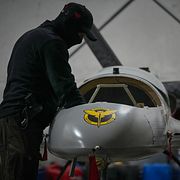 En ukrainsk soldat förbereder en drönare under slutet av maj.