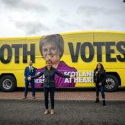 Nicola Sturgeon kampanjar i Airdrie i Skottland.