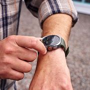 Galaxy Watch Ultra2 är både mer kraftfull och mer slimmad – utrustad med en lyxig och robust design, 800 mAh-batteri och en ljusstark skärm på upp till 5 000 nits.