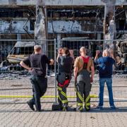 Brandmän utanför den nedbrunna byggnaden i Stadtallendorf.