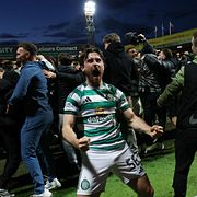 Celtic gjorde mål i den 100:e minuten för att hålla liv i titelstriden.