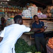 Folk på matmarknaden i Abuja.