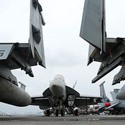 F/A-18 Hornets ombord hangarfartyget USS Abraham Lincoln.