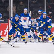 Jesper Wallstedt med blicken på pucken trots mycket trafik framför kassen.