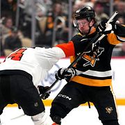 Rickard Rakell och Philadelphia Flyers’ Sean Couturier ryker ihop på isen.