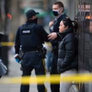 En kvinna utanför biblioteket i Lynn Valley i norra Vancouver efter attacken.