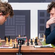 Magnus Carlsen (t v) i partiet mot Hans Niemann i St Louis.