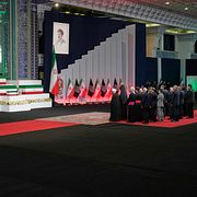Iranska religiösa ledare och sörjande vid  Khameneis kropp.