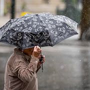 Arkivbild: Kvinna med paraply på Stortorget i Malmö.