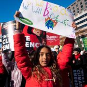 Zahra Halakhe, 10 år, håller ett plakat med texten ”Ni kommer dö av ålderdom, vi kommer dö av klimatförändringarna” vid en klimatprostest i Washington 2 december 2022. 