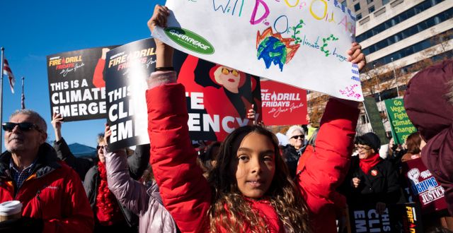 Zahra Halakhe, 10 år, håller ett plakat med texten ”Ni kommer dö av ålderdom, vi kommer dö av klimatförändringarna” vid en klimatprostest i Washington 2 december 2022.  Jacquelyn Martin / AP