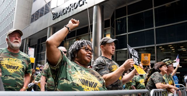 Strejkande Warrior Met Coal-arbetare utanför Blackrocks kontor. Shutterstock