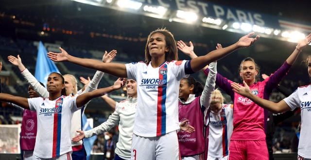 Lyon firar segern. SARAH MEYSSONNIER / REUTERS