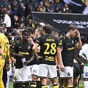 Spelavbrott efter 1-4 då AIK:s supportrar kastade in föremål på planen under lördagens fotbollsmatch i allsvenskan mellan AIK och Västerås SK på Strawberry arena.