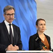 Riksbankschef Erik Thedéen och Åsa Olli Segendorf chef för avdelningen penningpolitik.