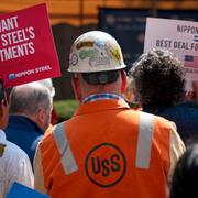 Anställda vid US Steel visar stöd för uppköpet.