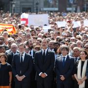 Spaniens kung Felipe VI och premiärminister Mariano Rajoy under en tyst minut för offren. 