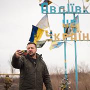 Volodymyr Zelenskyj besöker den ukrainska staden Avdijivka den 29 december. Under våren föll staden i ryska händer.