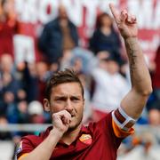 Totti efter ett straffmål mot Atalanta 19 april.