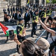 Demonstrationer under doktorspromotion i Lundagård.