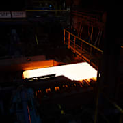 Ett plåtämne valsas i SSAB:s fabrik. 