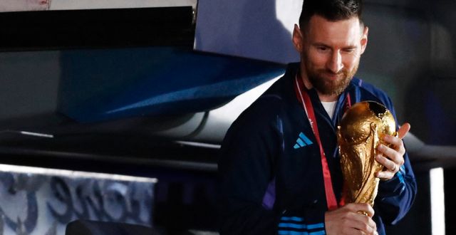 Messi med VM-bucklan. AGUSTIN MARCARIAN / REUTERS