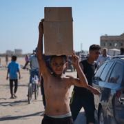 Palestinier hämtar mat i Rafah den 27 maj.