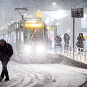 Kraftigt snöfall i tyska Hannover på fredagen. 