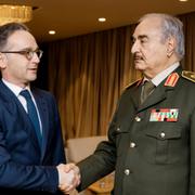 Khalifa Haftar (höger) hälsar på Tyskland utrikesminister Heiko Maas under fredagen.