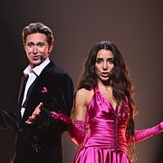 Programledarna Gina Dirawi och Hampus Nessvold under fredagens publikgenrep inför finalen i Melodifestivalen 2026.