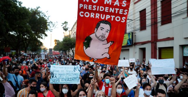 Demonstranter protesterade mot president Mario Abdo Benítez och regeringens hantering av coronapandemin i Paraguays huvudstad Asunción i helgen. Jorge Saenz / TT NYHETSBYRÅN