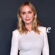 Emily Blunt och en person utklädd till Star Wars-karaktären Chewbacca.