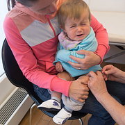 Ett barn får tbe-vaccin.
