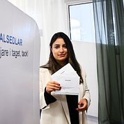 Vänsterpartiets partiledare Nooshi Dadgostar (V) förtidsröstade i Rinkeby under torsdagen. 