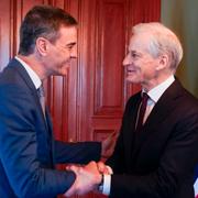 Statsminister Jonas Gahr Støre (Ap) möter premiärminster Pedro Sánchez tidigare i dag.