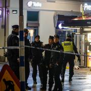 Polis på plats vid Pressbyrån på Kungsportsplatsen i centrala Göteborg, där en man i 20-årsåldern sköts på onsdagskvällen.