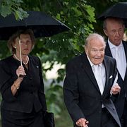 Greve Hans-Gabriel Trolle-Wachtmeister flankerad av Kirstine von Blixen-Finecke och Hans von Blixen-Finecke som nu anklagas för att ha påverkat greven att skriva testamentet före sin död.