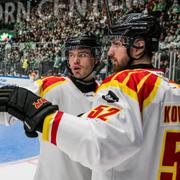 Brynäs Axel Andersson och Jack Kopacka under matchen.