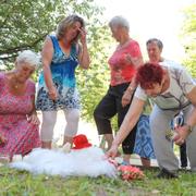 Lisbeth Eliasson, Mona Lundkvist och andra grannar hedrar den kvinna och de tre små barn som dött i ett misstänkt mord i en lägenhet i Gårdsten i Göteborg.