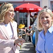 Kristdemokraternas partiledare Ebba Busch och Socialdemokraternas partiledare Magdalena Andersson i Visby under Almedalsveckan.