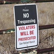 Ett staket som avgränsar Zorro Ranch.