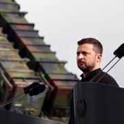 Ukrainas president Volodymyr Zelenskyj framför ett Patriotsystem i Tyskland.