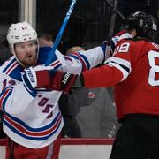 New York Rangers Alexis Lafrenière och Devils Kevin Bahl.