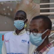 Vårdanställda vid mpox-vaccinering i Kongo-Kinshasa den 5 oktober i år. Nu har en ny okänd sjukdom drabbat landet. 