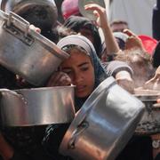 Palestinier som väntar på mat i Gaza. 