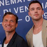 Jude Law och Nicholas Hoult under en presskonferens för ”The Order”. 