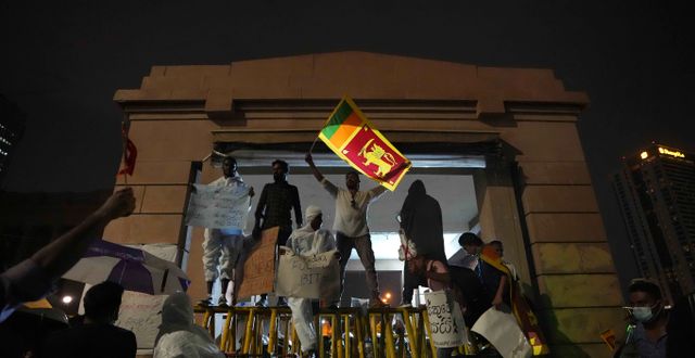 Demonstranter har spärrat av president Rajapaksas kontor. Eranga Jayawardena / AP