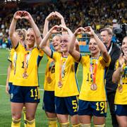 Svenska landslaget firar efter bronsvinsten mot Australien i fotbolls-VM.